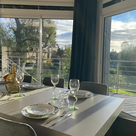 Le Clos Des Cigognes - Architect-designed House Near Omaha